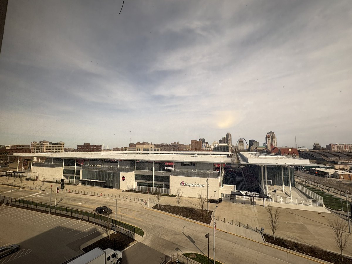 EmmaGroundGuide's tweet image. Onto the next step of our USA trip and our hotel is next door to the home of @stlCITYsc 

#StLouis #USA #MLS