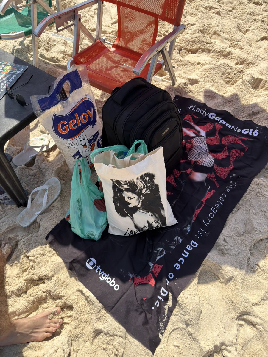 iamfaelz's tweet photo. Quando little monster vai à praia é assim https://t.co/l0pSUnEgse