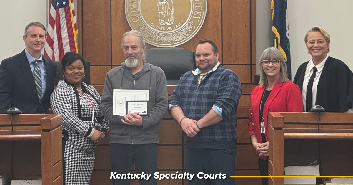 kentuckycourts's tweet image. 🎓 Specialty Courts in Christian County celebrate a veteran achieving a new beginning! Learn more about Kentucky's treatment courts at kcoj.info/SpecialtyCourts #Recovery #RecoveryIsPossible