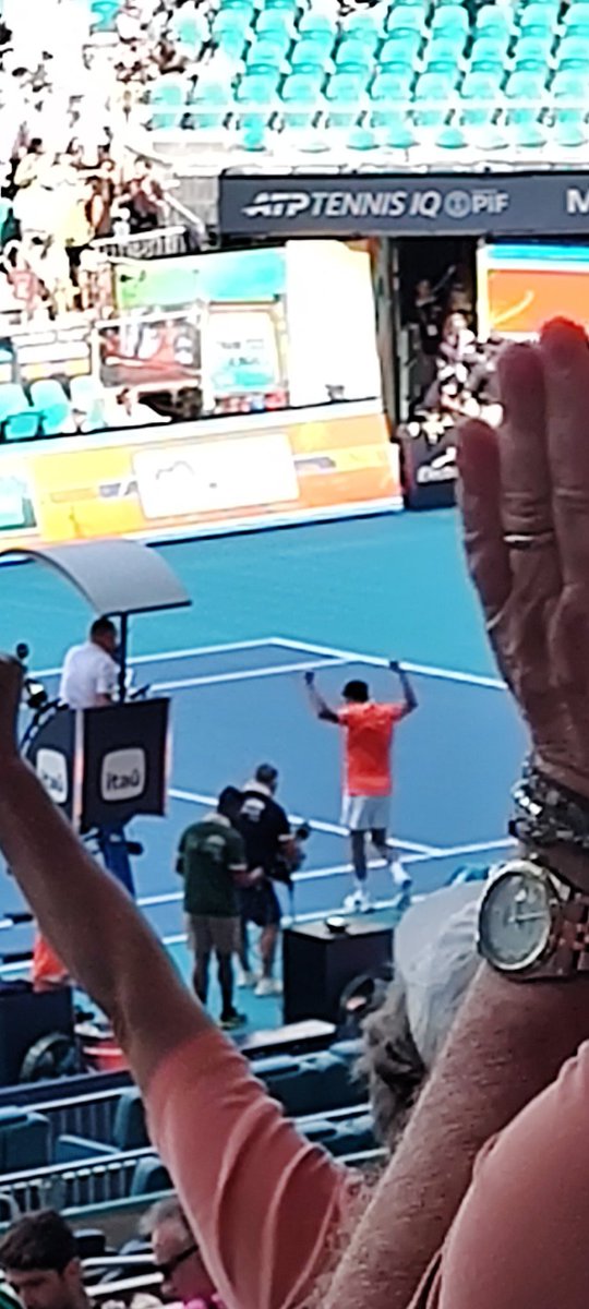 QuiqueCano's tweet image. Doble falta de Medvedev y victoria de Francisco Cerúndolo por 60 46 75, en 2:17' de juego, y se mete en 8vos de final del #MiamiOpen
Es la 1era victoria sobre Daniil Medvedev, con quién nunca se había enfrentado, y es el triunfo #16 sobre un #Top10, el último había sido en Madrid