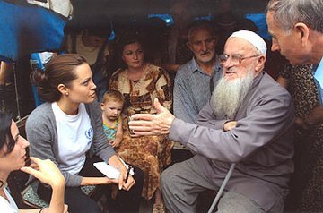 Toastiewiththe's tweet image. #AngelinaJolie #MotivationalMonday
Angie's Rainbow 
Russia &amp;amp; Chechnya August 2003