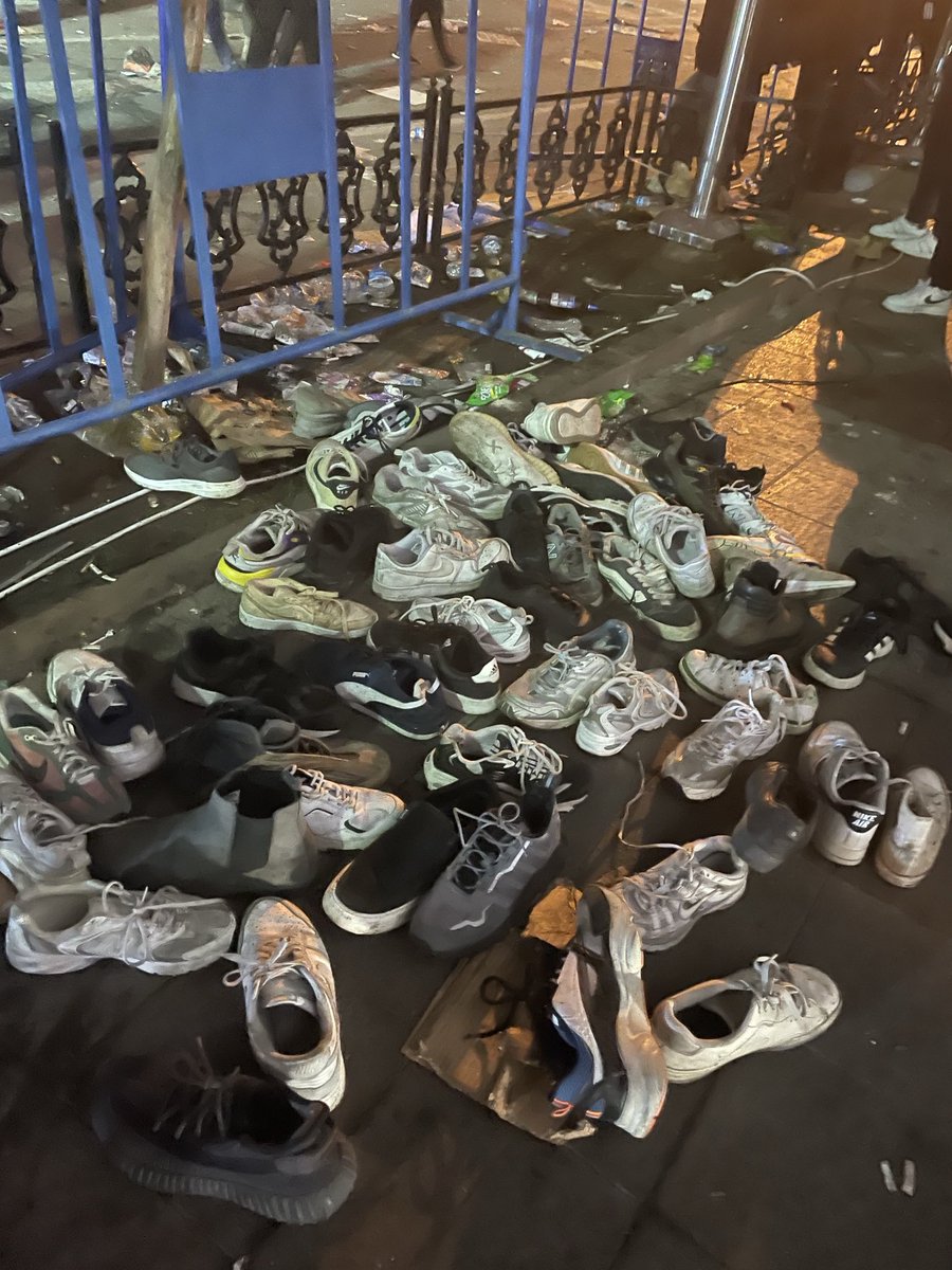 23 Mart 2025 Ekrem İmamoğlu protestoları, polisin kitleye saldırması sonrası geride kalan gençlerden kalanlar.