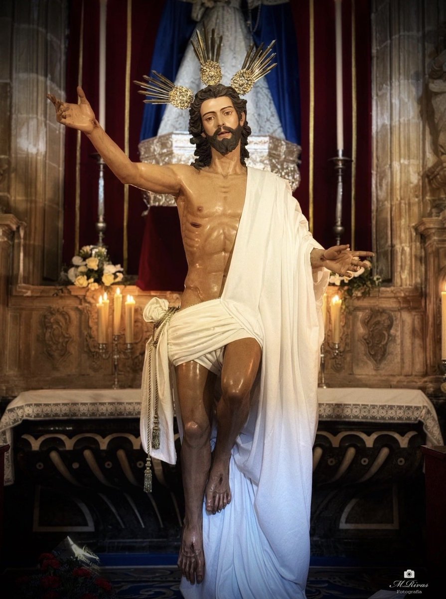 Tabarnian1's tweet photo. @ComeHometoRome BTW, local drama in Jerez: the state of Jesus resurrected has been changed for a new one. Old one in white clothing, new one carved clothes. Which one do you prefer? https://t.co/1GMR4QbnUf