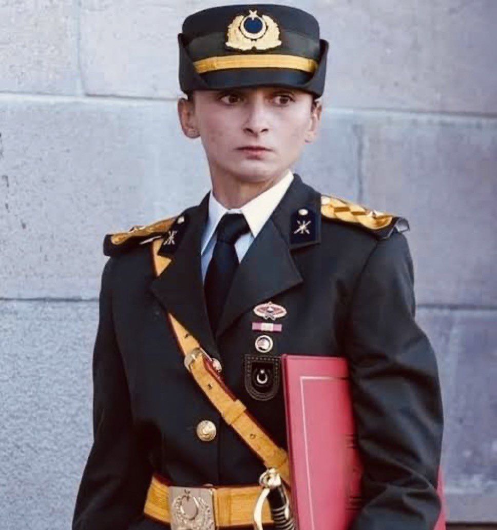 Teğmen Ebru Eroğlu’nun mahkemede yaptığı ‘vatan savunmasını’ sizlerle paylaşıyoruz: 

“TSK’da erinden orgeneraline kadar herkes bu yemini etti. Biz TSK’dan uzaklaştırılabiliriz. Ünformamıza, kılıcımıza, kimliğimize el koyabilirler. Ancak kütüğe çaktığım plaket orada duruyor.