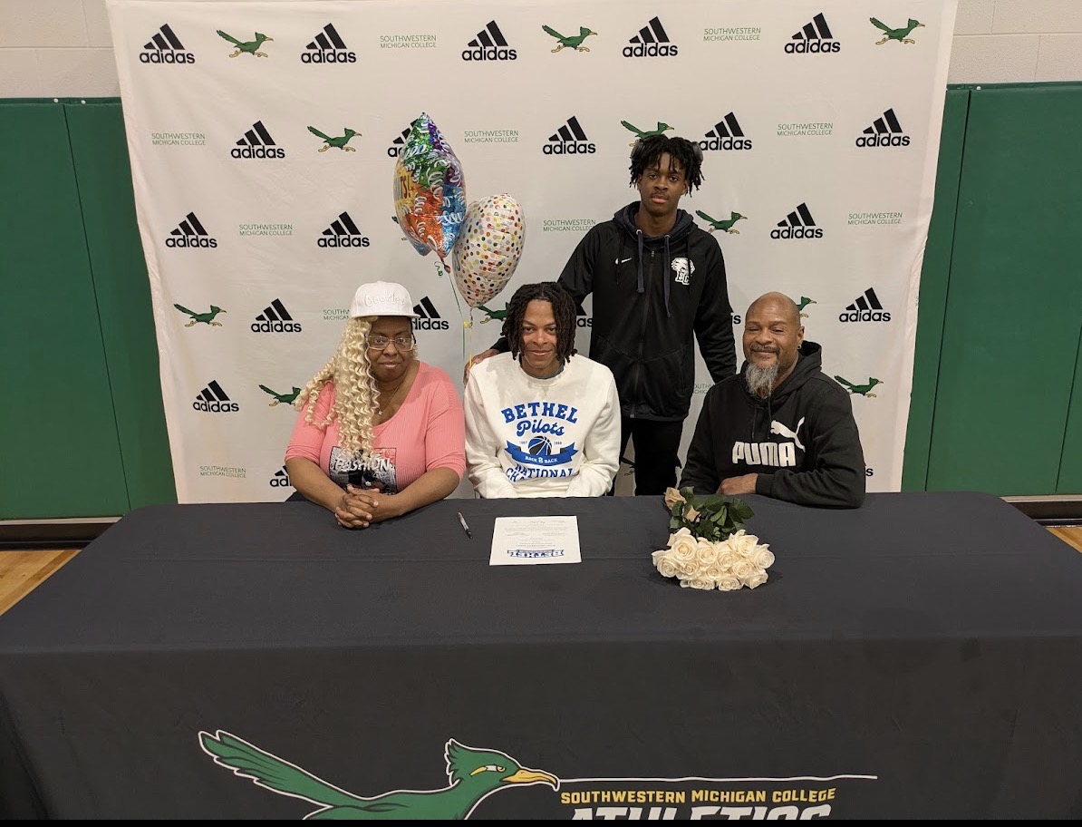 SMCRoadrunners's tweet image. Movin' on up! Congratulations to Roadrunner Javon Hill, who will be running and jumping for Bethel University Track after graduating from SMC in May!

#NextLevelRoadrunners #TrackIsBack #FastAndFierce