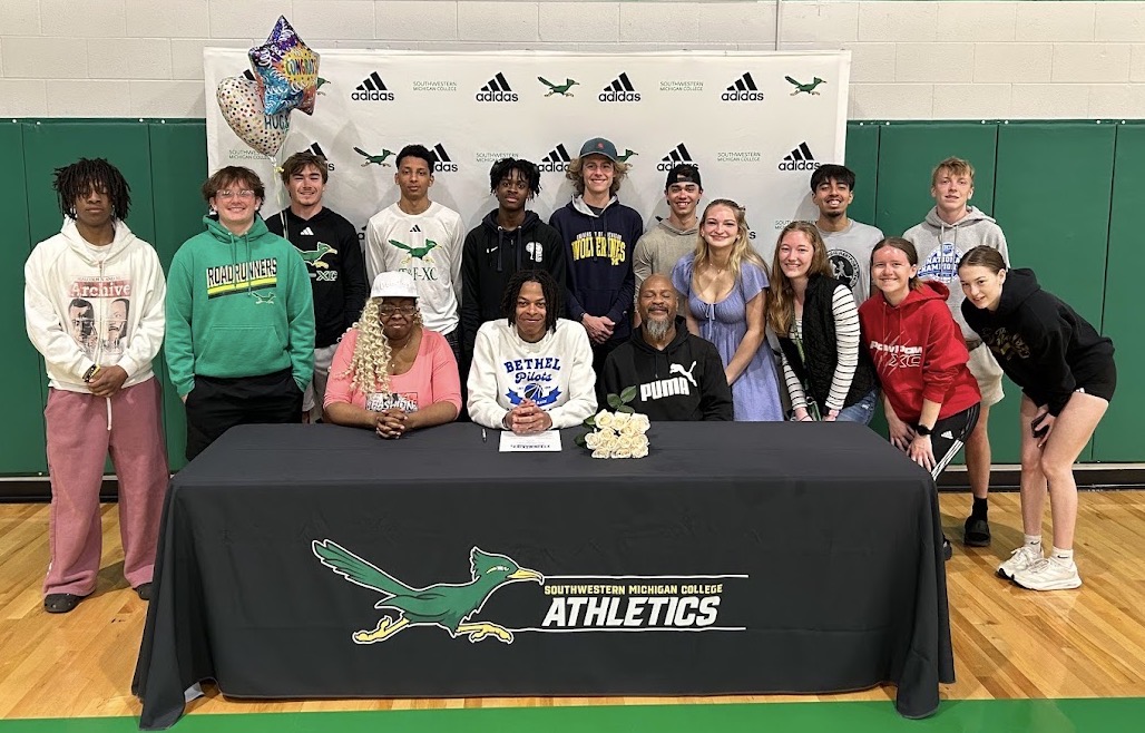 SMCRoadrunners's tweet image. Movin' on up! Congratulations to Roadrunner Javon Hill, who will be running and jumping for Bethel University Track after graduating from SMC in May!

#NextLevelRoadrunners #TrackIsBack #FastAndFierce