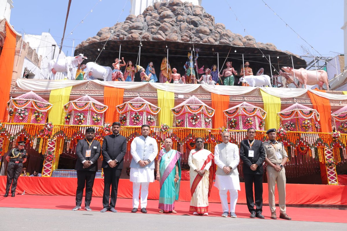 ArvindwivediADM's tweet photo. महामहिम, राष्ट्रपति श्रीमती द्रौपदी मुर्मू महोदया का दानघाटी मन्दिर गोवर्धन आगमन।💐💐🙏
दिनांक 21.03.2026
#Girirajmahrajkijai #govardhan #mathura https://t.co/Q8LZxZH6TP