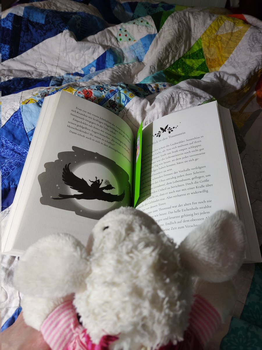 🐑: Mama liest mir vor und im Buch liegt das neue Lesezeichen von <a href="/Vogeltweetet/">Vogel</a>