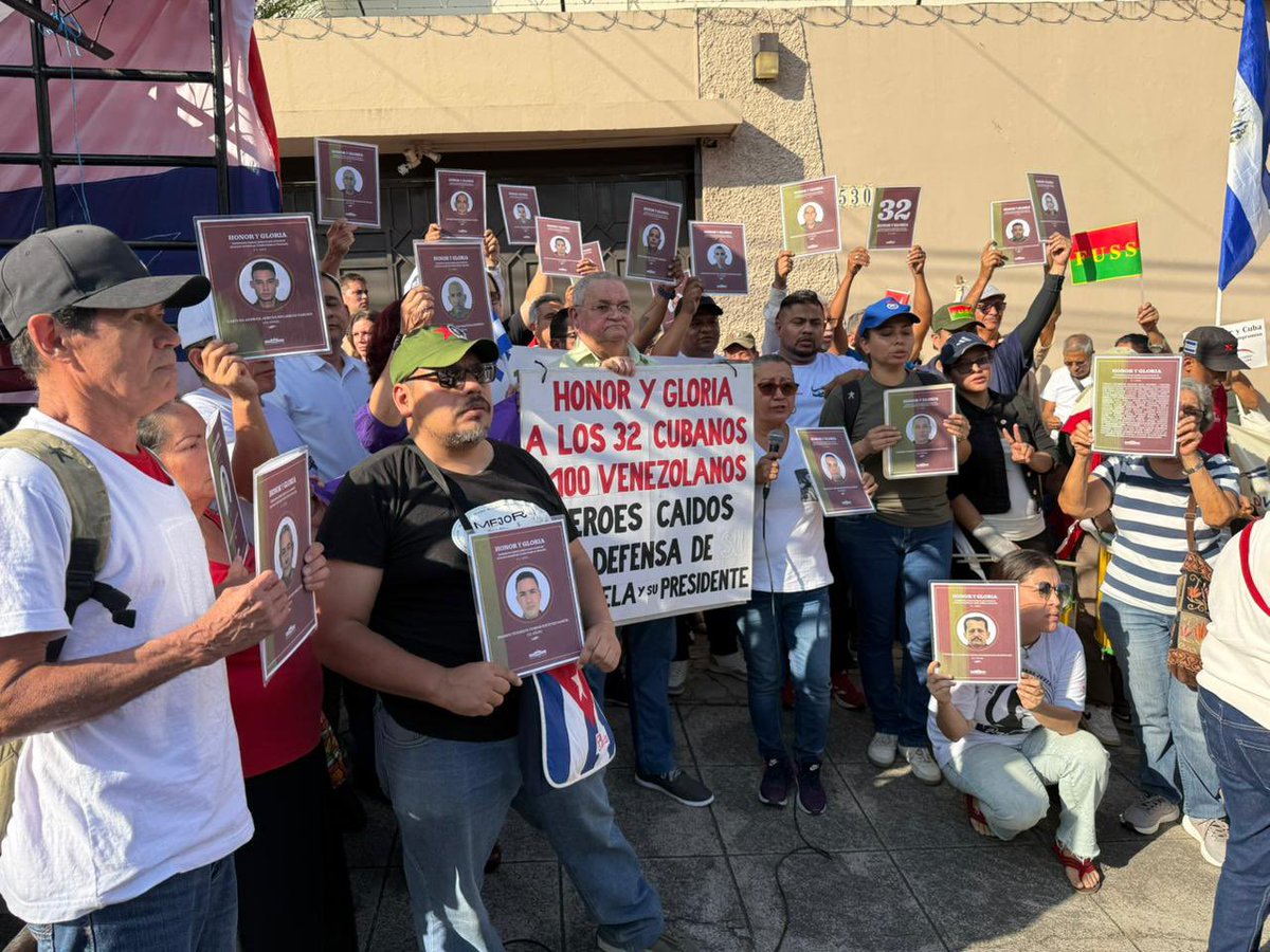 En San Salvador 🇸🇻, organizaciones sociales y políticas respaldaron a Cuba mediante una proclama pública denunciando el bloqueo de EE.UU 🆚 la Isla.

La iniciativa formó parte de una acción simbólica de respaldo al Convoy Nuestra América.

🔗 cubaminrex.cu/es/caravana-de…