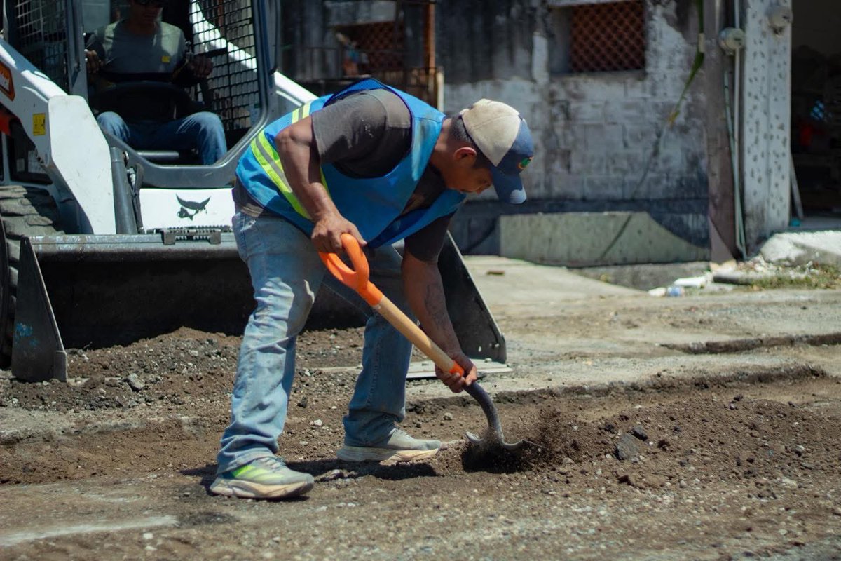 maryjosegamboa's tweet photo. Trabajos de bacheo en calle Catemaco
Nuestras cuadrillas de bacheo realizan labores de reparación para atender reportes ciudadanos y mejorar las condiciones de la vialidad, brindando mayor seguridad y una mejor circulación para quienes transitan por la zona. https://t.co/YWFAK3EQzb