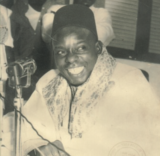 Serigne Moustapha SY Djamil RTA
Aîné de Serigne Babacar SY RTA et de Sokhna Oumou Khaïry SALL, il vit le jour à Louga en 1916. Très soigneux de ses faits, gestes et au comportement exemplaire, son oncle Dabakh Malick lui donna à l’âge de huit ans le nom de «Djamil», «le beau»