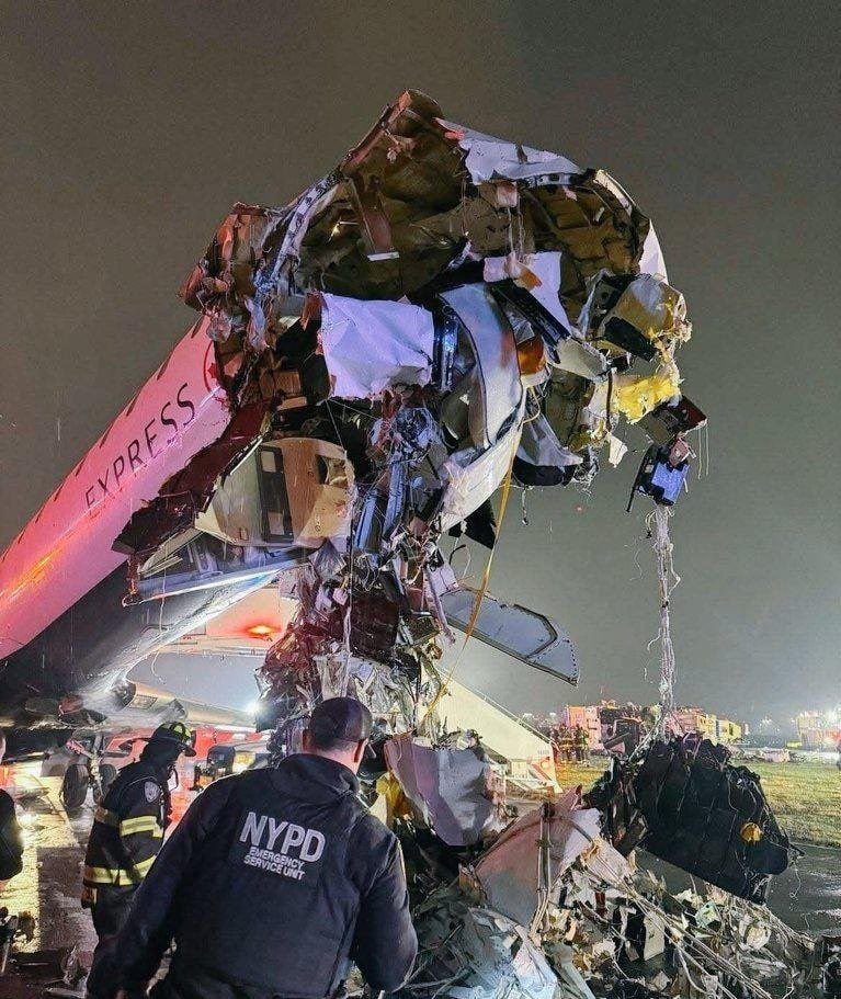 AlertaMundoNews's tweet image. 🇺🇸 | ÚLTIMA HORA: Uno de los pilotos que falleció tras el accidente en el aeropuerto LaGuardia de Nueva York ha sido identificado como Antoine Forest, de 30 años.