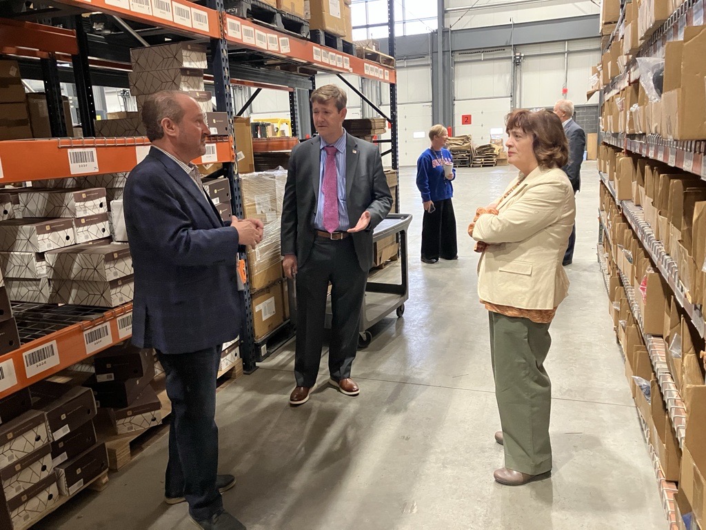 SBAatlantic's tweet image. While in #WesternNY, @SBAatlantic RA @MattColeman123 &amp;amp; @SBABuffalo DD Victoria Reynolds visited @nexgistics in #Corfu - their 140K‑sq‑ft logistics hub supports small &amp;amp; mid‑sized #manufacturers. 

The #smallbiz partnered w @GeneseeEDC &amp;amp; used @SBAgov PPP &amp;amp; 504 via @PursuitLending