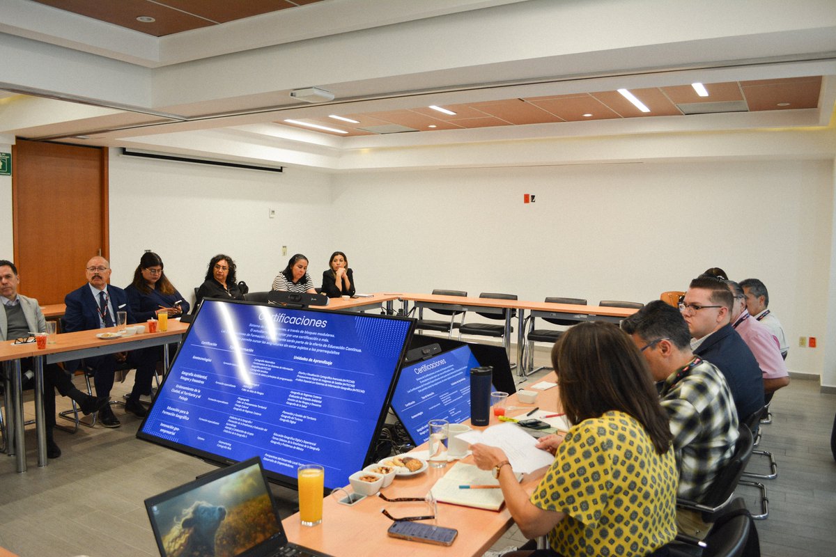 cgai_udg's tweet photo. Hoy recibimos la visita de la @vaai_udg  y del @CUCSH_oficial  para trabajar en la revisión y actualización de los planes de estudio de Geografía, Filosofía e Historia de la Universidad de Guadalajara https://t.co/IcgMWLEMcO