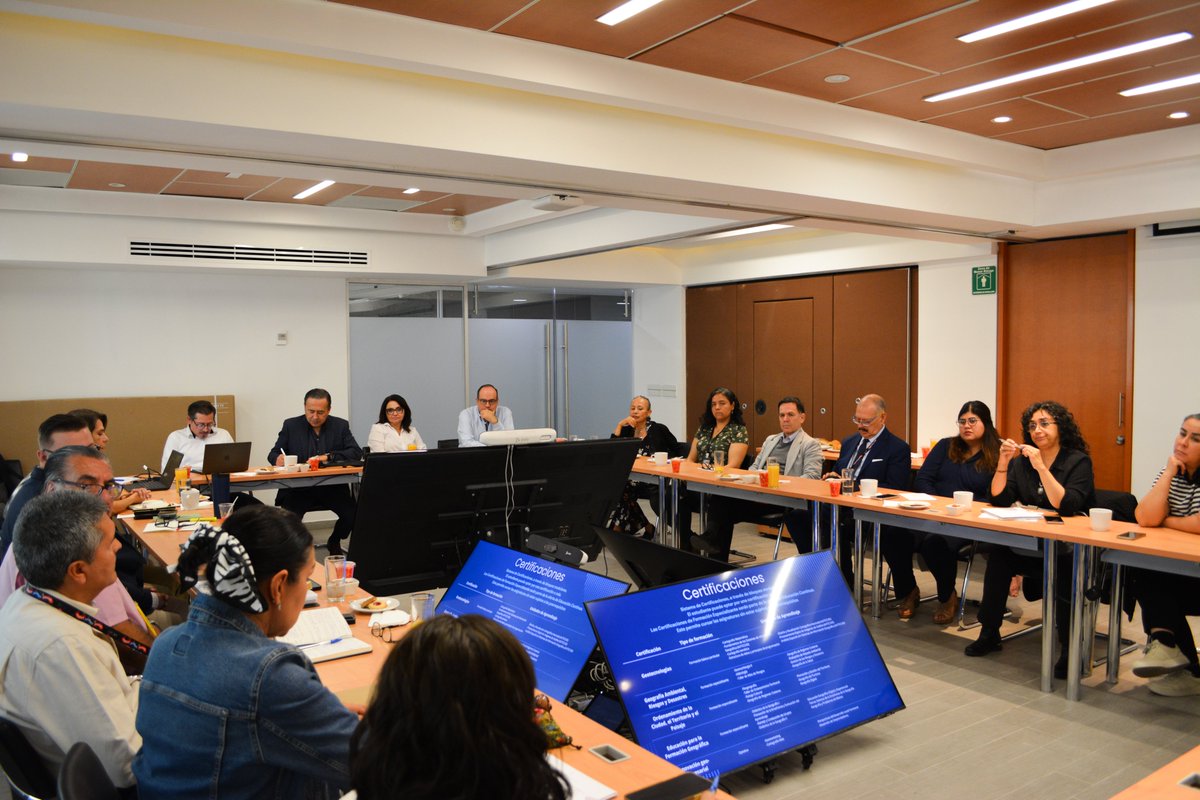 cgai_udg's tweet photo. Hoy recibimos la visita de la @vaai_udg  y del @CUCSH_oficial  para trabajar en la revisión y actualización de los planes de estudio de Geografía, Filosofía e Historia de la Universidad de Guadalajara https://t.co/IcgMWLEMcO
