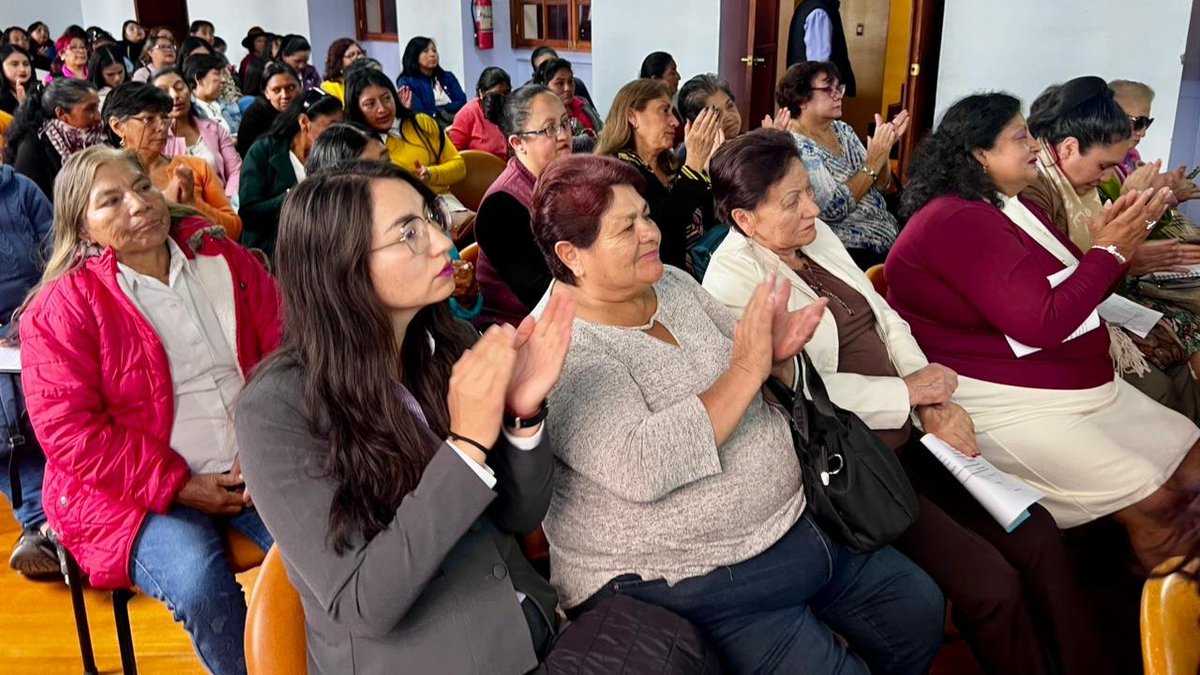 SRIoficialEc's tweet photo. ¡Fortalecemos el emprendimiento en Ambato! 

@VeronicaDavilaV, directora #SRIzonal3, capacitó a mujeres líderes de la ciudad sobre el #Rimpe. Esta formación se dio en el encuentro "Manos que lideran", con una guía clave para formalizar negocios en sectores urbanos y rurales. https://t.co/ncLfUGIxrg