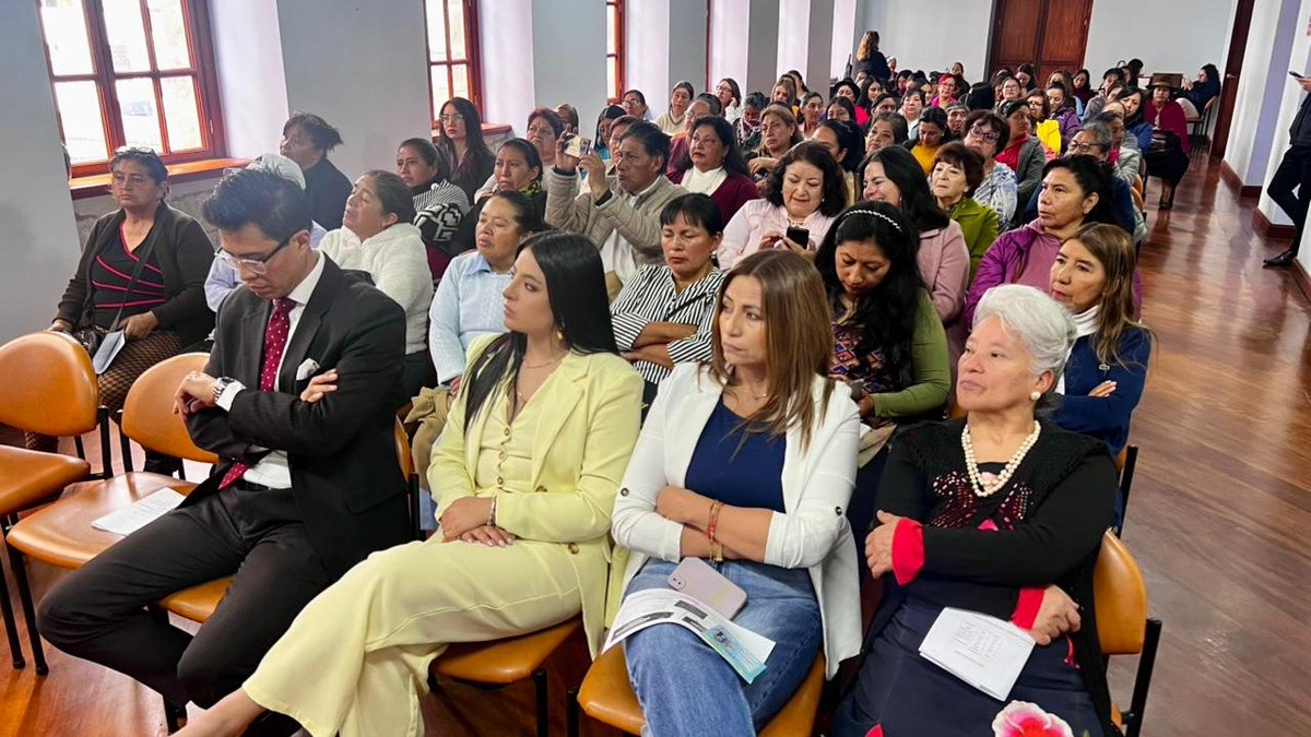 SRIoficialEc's tweet photo. ¡Fortalecemos el emprendimiento en Ambato! 

@VeronicaDavilaV, directora #SRIzonal3, capacitó a mujeres líderes de la ciudad sobre el #Rimpe. Esta formación se dio en el encuentro "Manos que lideran", con una guía clave para formalizar negocios en sectores urbanos y rurales. https://t.co/ncLfUGIxrg