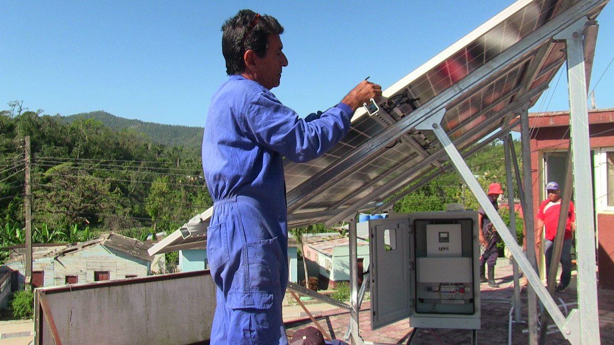 Radio Triple M celebra la instalación de un sistema de paneles solares en sus instalaciones, garantizando que la emisora pueda mantener la vitalidad de sus transmisiones y que la programación llegue, sin interrupciones, a cada rincón de la comunidad #TercerFrente #SantiagoDeCuba