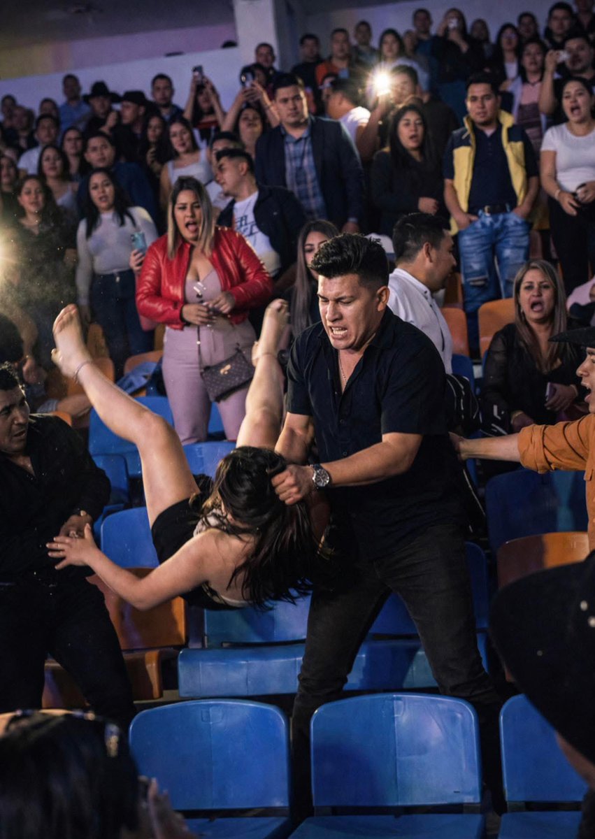 americanovictor's tweet photo. 😱💥 PELEA EN PLENO CONCIERTO DE GRUPO FIRME EN HONDURAS! 🇭🇳🔥 Se armó el desmadre en el Estadio Chelato Uclés https://t.co/RZysSfIa5Y