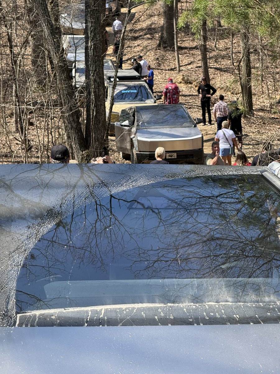 TheCandyManATX's tweet image. Trail Day kickoff in @ChatCharge ⚡🏔️
Briefing under a solar-powered roof — because the future doesn’t just drive electric, it lives electric.

#CleanVolt #ChattanoogaCharge #SustainableFuture
@TesLatino @TesLatina #futuredistrict