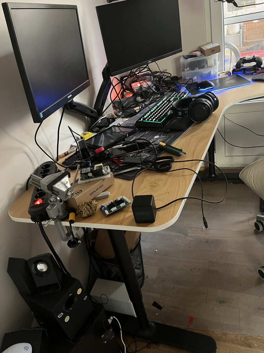 UžičkaRepublika tweet media