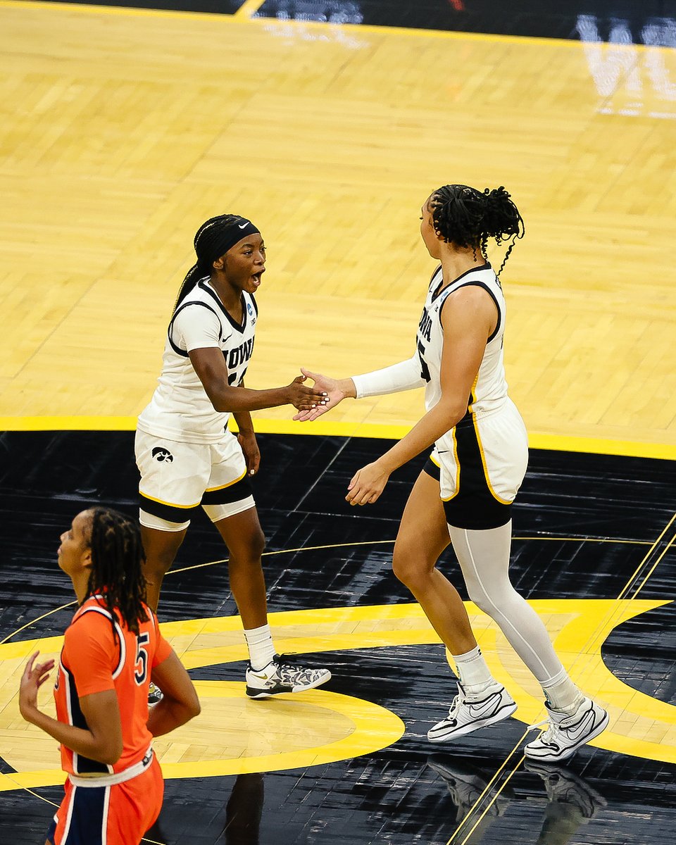 IowaWBB's tweet photo. .@ChazadiW 🤝 @StuelkeHannah 

🤩🤩🤩 https://t.co/gKGhJoKMwU