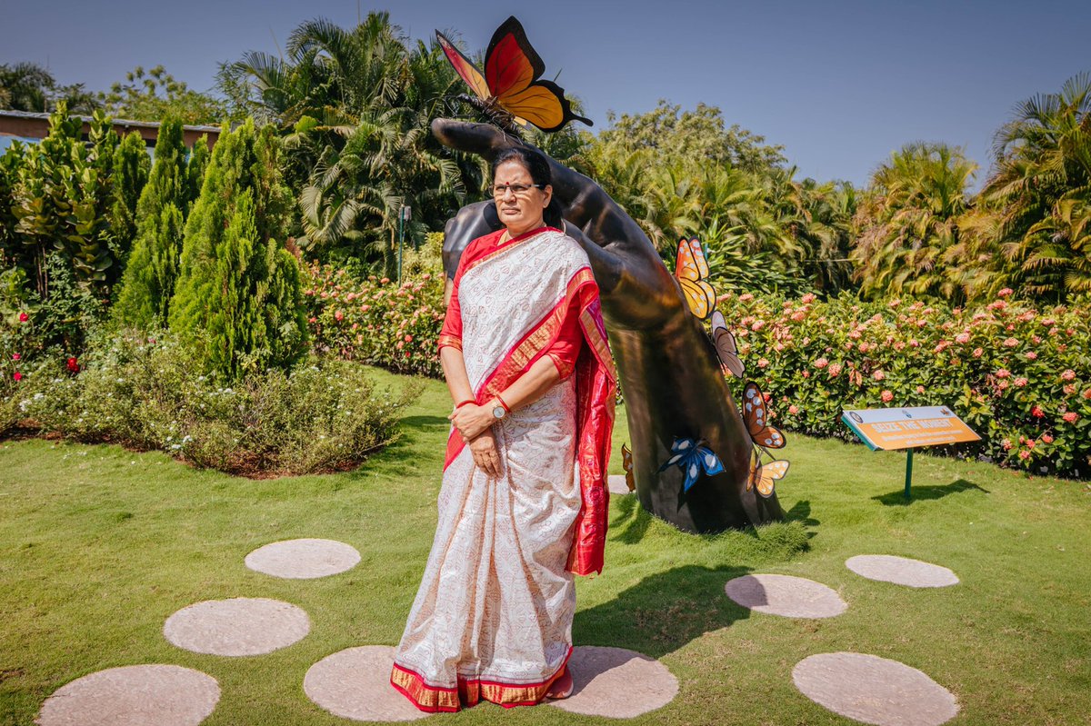 PravatiPOdisha's tweet image. ଗୁଜରାଟ ଗସ୍ତ ଅବସରରେ ‘ଷ୍ଟାଚ୍ୟୁ ଅଫ ୟୁନିଟି’ ନିକଟରେ ଥିବା ‘ଆରୋଗ୍ୟ ବନ’ ପରିଦର୍ଶନ କଲି । ‘ଆରୋଗ୍ୟ ବନ’ ଆମ ସମସ୍ତଙ୍କ ସୁସ୍ୱାସ୍ଥ୍ୟ ପାଇଁ ଆୟୁର୍ବେଦ, ଯୋଗ ଏବଂ ଔଷଧୀୟ ଗଛଗୁଡ଼ିକର ମହତ୍ତ୍ୱ ବାବଦରେ ବାର୍ତ୍ତା ଦେଉଛି ।

#ArogyaVan #StatueOfUnity #Ayurveda #Yoga #NatureHealing #EktaNagar #Gujarat