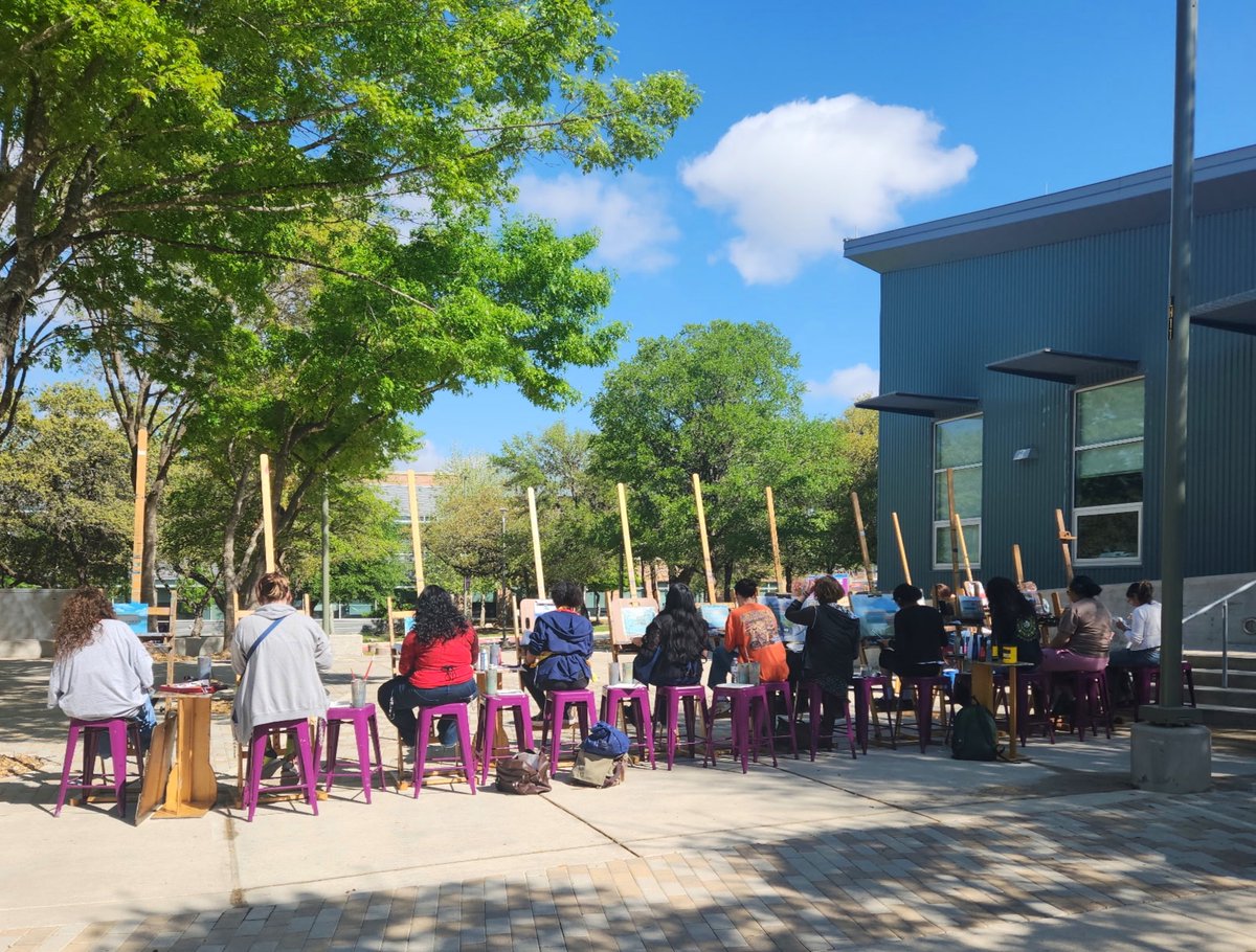 govista's tweet image. Canvas, meet campus! 🖌️✨ It's a perfect day for our students to step outside and master the art of outdoor painting. We love seeing the creativity that blooms in our own backyard!
#Madeforyou #creativity #outdoorpainting