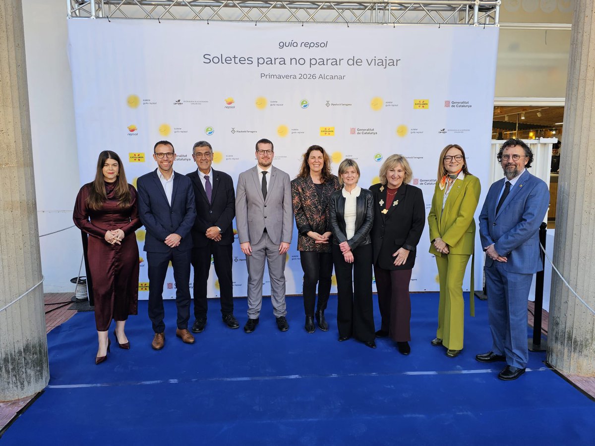 Dipta_cat's tweet photo. 👉Alcanar acull la Gala Solets de la #GuiaRepsol, que posa en valor el producte de proximitat i la cuina local. La presidenta de la Diputació, @nllaurado, i el president del Patronat de #TurismeDipta, @enricadell21, participen al lliurament de les distincions🌞🍽 https://t.co/GG558TXBot