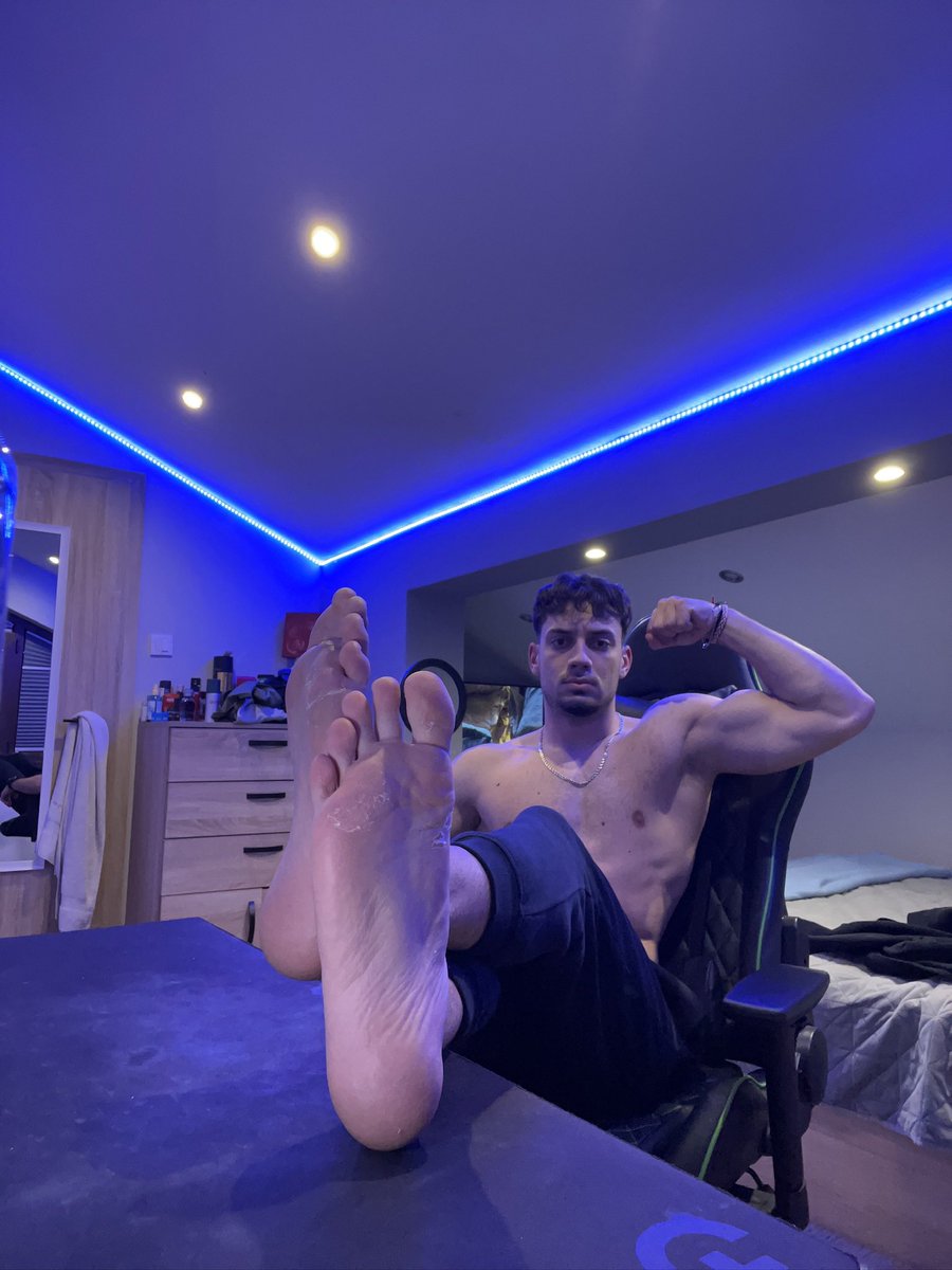 ChezyMuscleGod tweet media