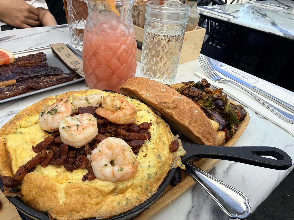 昨日行ったベーコン屋さん🥓
全部美味しかったし、ベーコンを使ったアジアンフュージョン料理がたくさんあって、メニュー全部魅力的だった！ものすごい人気でした

📍Sweet Maple