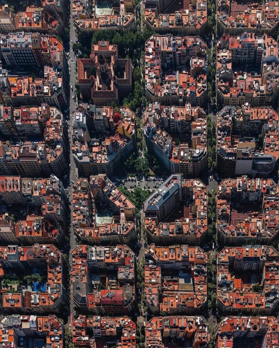 hikingtheglobe0's tweet photo. Barcelona feels like a masterclass in architectural precision. https://t.co/Fr0gAzANg5