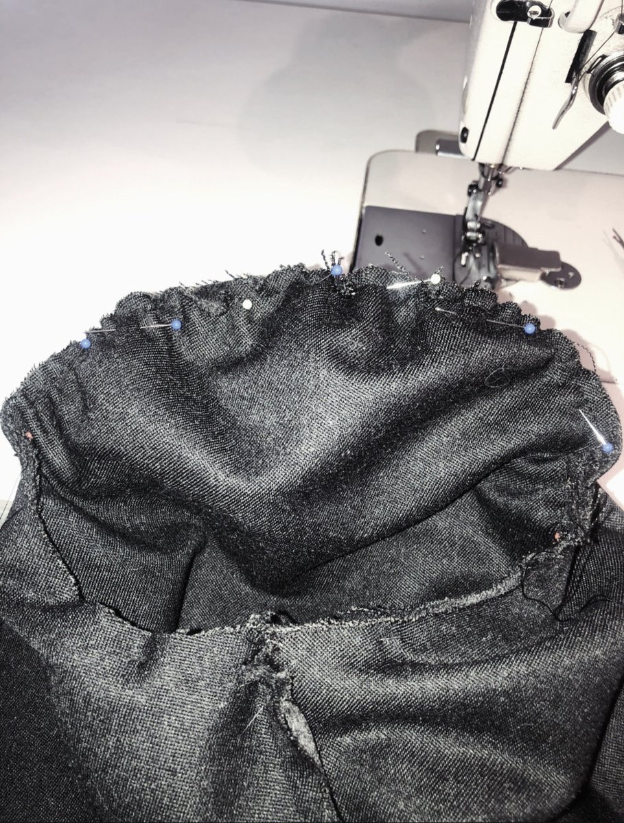 ZARAMIAAVA's tweet image. How it’s made | #MarchMeetTheMaker | 
One of the more intricate techniques is used for fitting a sleeve into an arm hole. 
The sleeve head is always bigger &amp;amp; needs rows of stitches to gather evenly to match the size of the arm holes, which we then pin in place.