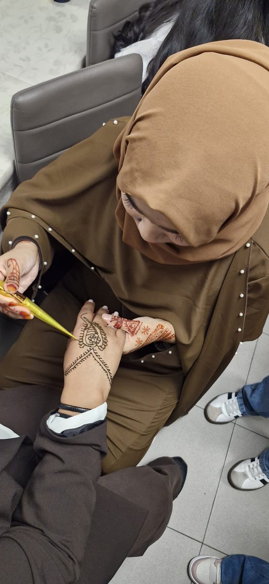 CEARMadrid's tweet image. 💚 Celebramos el fin del #Ramadán en nuestros centros de acogida

Henna, lámparas... y una comida compartida en una mañana llena de significado.

🏠 Crear espacios donde sentirnos en casa, expresarnos y mantener tradiciones es clave para construir una sociedad inclusiva