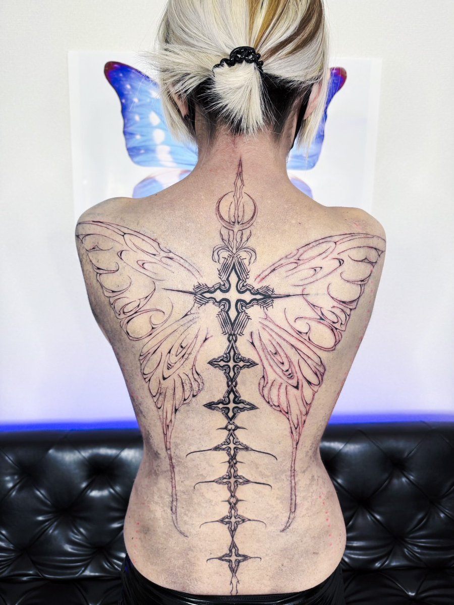 去年の3月
ちょうど1年前くらいに
背中に彫っていただいたもの

背中だし誰に見せる機会もなし
載せてもよかろうと

彫った直後の写真なので
肌の黒ずみは
インク汚れです