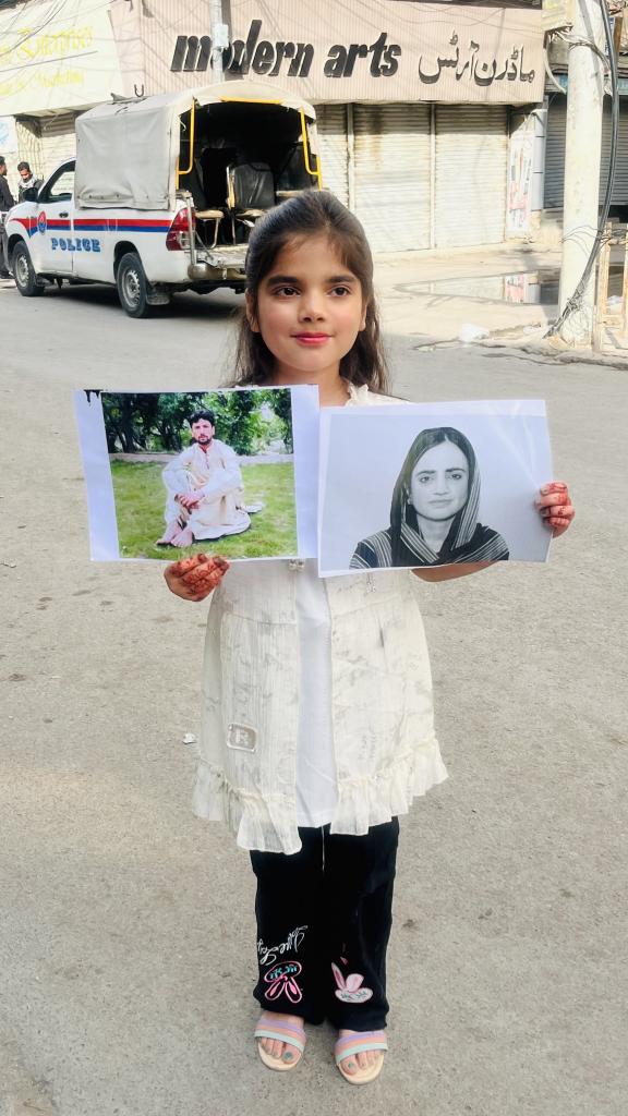 ڈاکٹر ماہ رنگ بلوچستان کی بہادر بیٹیوں میں سے ایک ہیں اور وہ بلوچ قوم کی ایک مضبوط آواز ہیں، جو بلوچستان کا حقیقی لیڈر ہیں بلوچستان صرف زمین نہیں یہ غیرت اور روایت تاریخ بہادری اور دلیری کی پہچان ہے بلوچستان بارکھان کوہ جاندران ہن ندی 

#ReleaseBYCLeaders 
#ReleaseMahrangBaloch