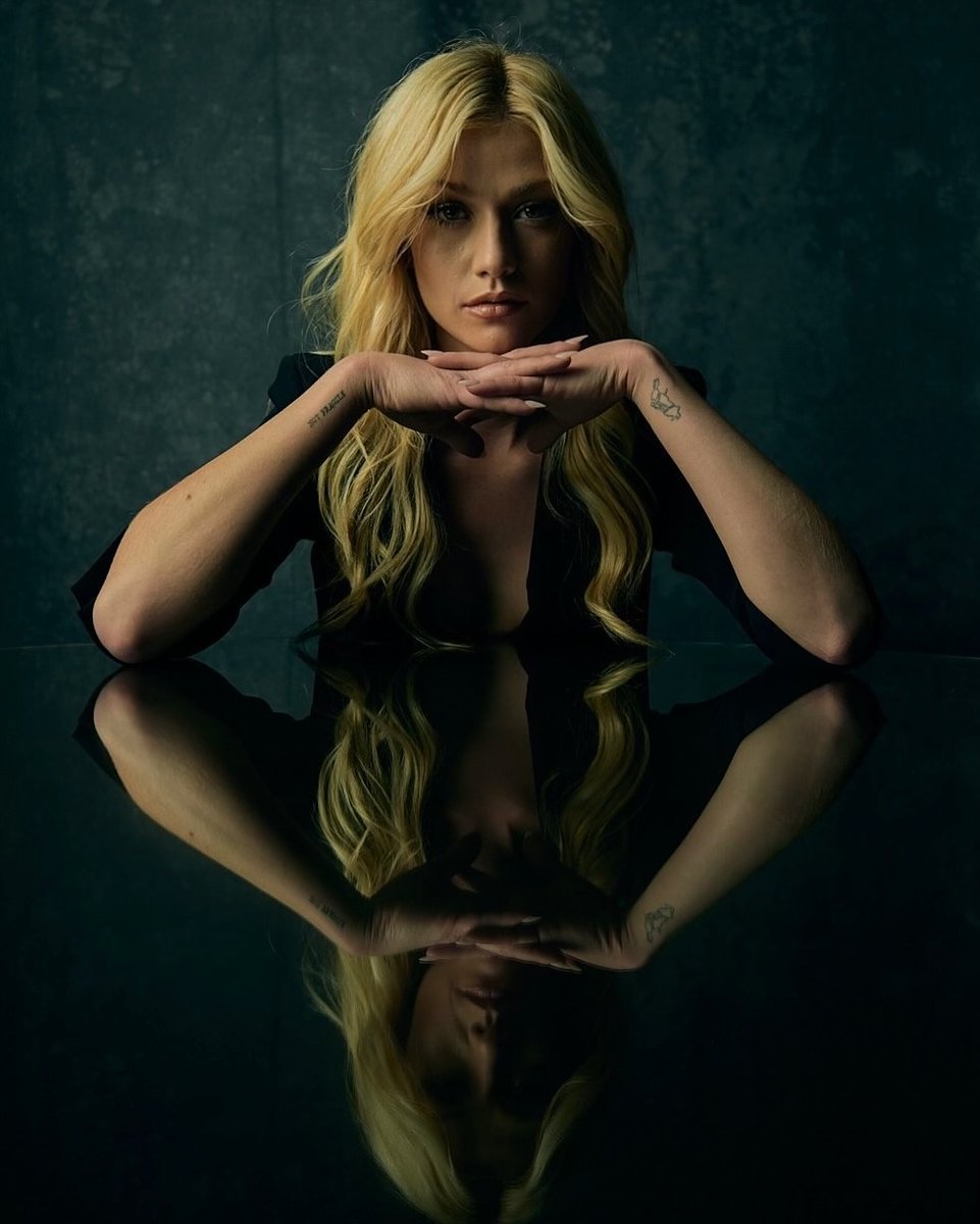 Kitkat4ever11's tweet photo. Katherine McNamara 😍 the light🎇 the candle 🕯️ and the mirror 🪞
📸Leo Jacob https://t.co/rtv2EXxvJZ