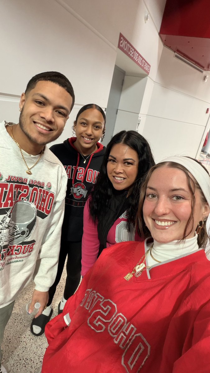 bethiejay3's tweet photo. Sister’s first March Madness and Momma’s first @OhioStateWBB game!!! Let’s go Buckeyes!! ⭕️🌰🏀
#ncaawbb #ohiostatewbb #osuvsnd https://t.co/8aa8r6UDPf