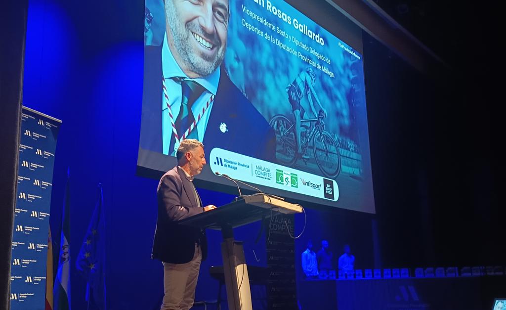 apdeportivosmlg's tweet photo. 👉 Nuestro asociado Carlos Martínez presenta la Gala de Triatlón de la @diputacionMLG. El evento premia a los mas destacados del Circuito Provincial de @DeportesDipMlg . 🏃🏊 https://t.co/6WaZNkooXC