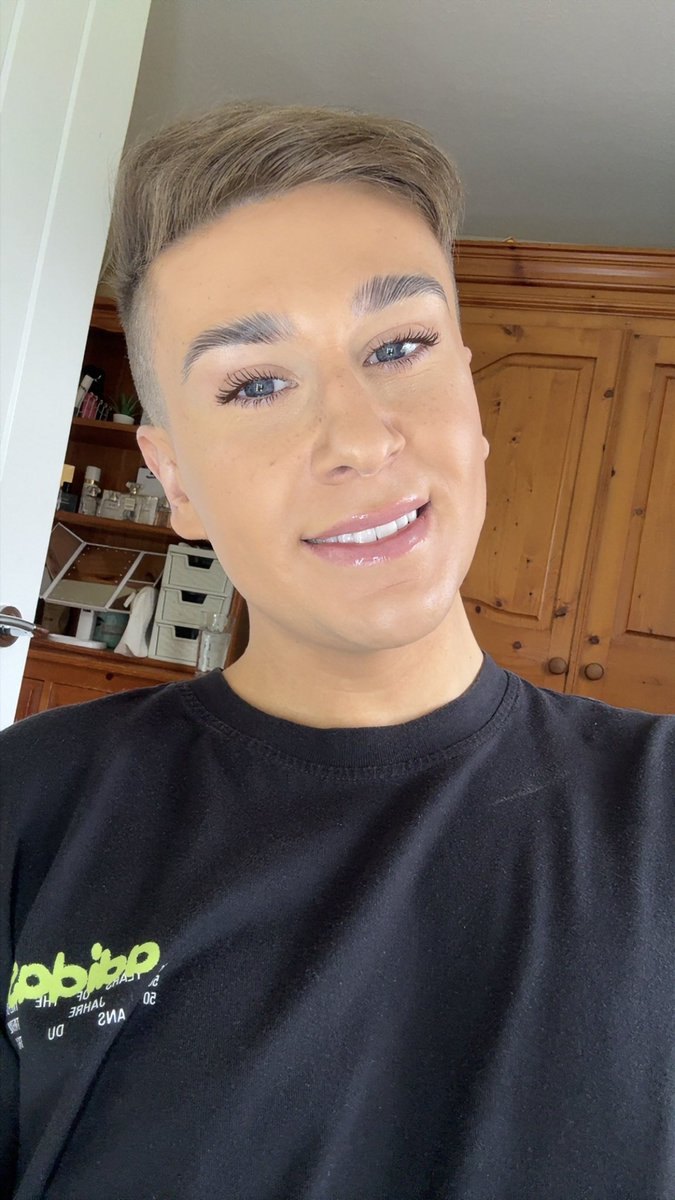 PeterMaplethor2's tweet photo. Off for a few drinks at spoons with my mates. What loser is gonna send to me?? I’m feeling thirsty 💷🤑

#spoonssend #paypig #femdomme #findom #cashmeet  #yorkshire #gay #spoons https://t.co/poQ1bsqmU6