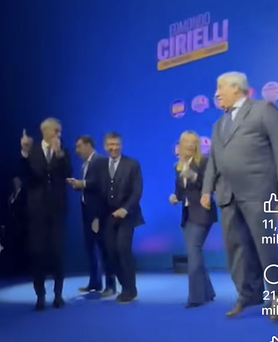 alfo_ramos's tweet photo. @ardigiorgio @ritadallachiesa Un po’ come quando Tajani e compagni saltarono a “chi non salta comunista è”. Siamo nella società del grottesco . Non c’è mai fine al peggio, bisogna essere obiettivi. Momento di decoro storico-politico indimenticabili in cui mi sono vergognato di essere italiano. https://t.co/tVvyvunBPg