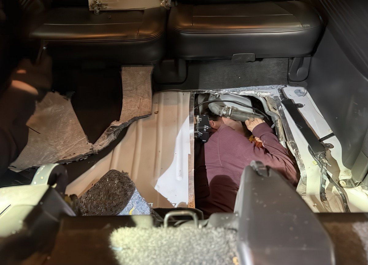 alfredoalvarez1's tweet image. 🚨 CBP detecta intento de tráfico humano en San Ysidro

Oficiales detuvieron a un conductor que ocultaba a un ciudadano mexicano en un compartimento dentro del tanque de gasolina del vehículo. El cruce fue frustrado en la garita.

#CBP #SanYsidro #Frontera #Seguridad