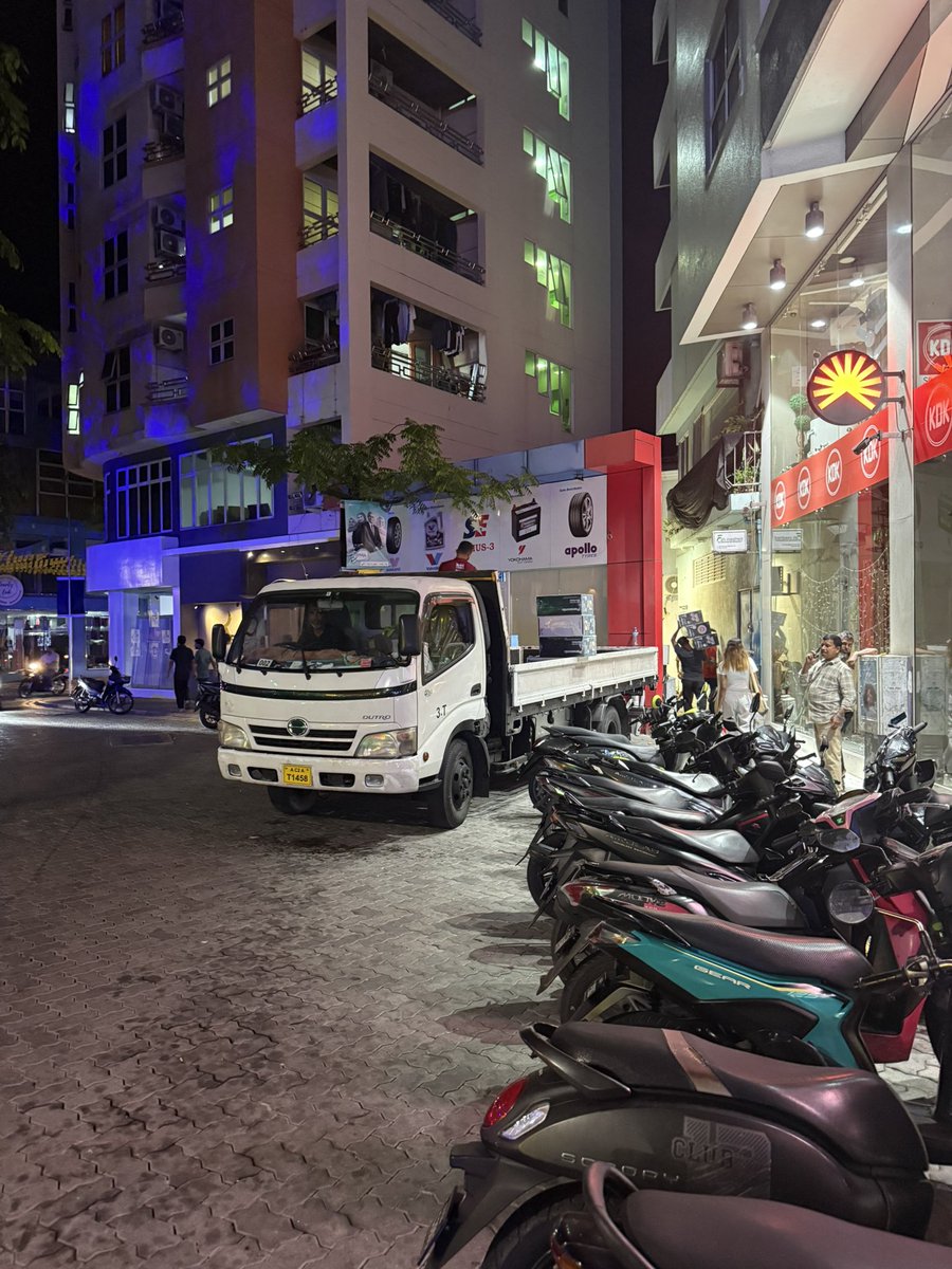Faal_26's tweet photo. Just wondering whether it’s allowed to move parked cycles aside from the parking zone and place a pickup like this for transporting goods. Asking for a friend. https://t.co/sxew0Zf6mM