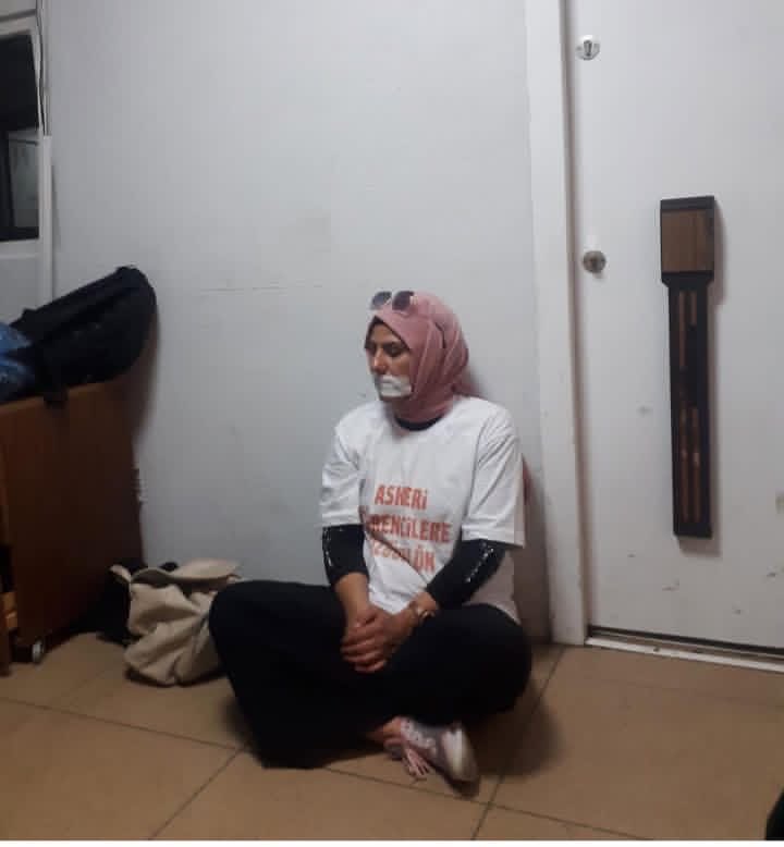 Kapıların ardında geçen ilk gün, yüreklerde hüzün. #BoşSandalye