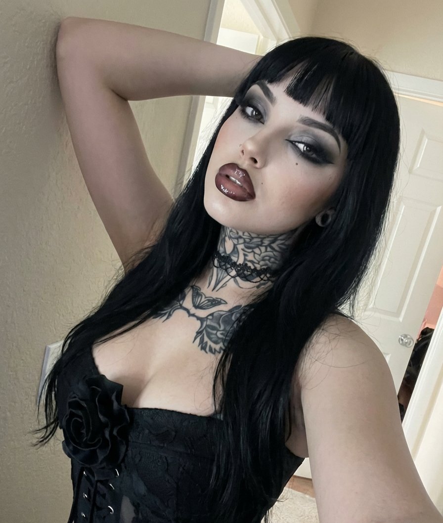 Camillagoth005's tweet photo. Yes or no to makeup https://t.co/79itHDXtfg