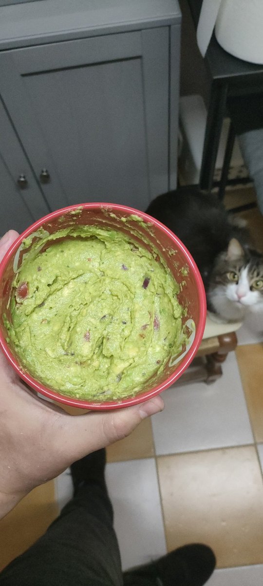 Me acabo de preparar un bol de guacamole 😋!! Está noche se dipea, que me gusta por dios!! 😱😱😱