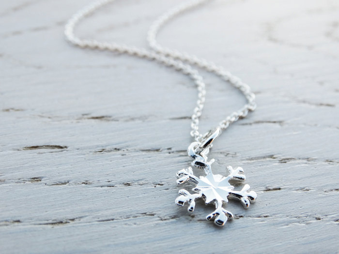 AolSpecial's tweet image. Embrace winter's sparkle! This 10mm sterling silver snowflake on a dainty chain brings pure magic. A truly lovely #DaintySilverNecklace for you, or top-notch for your #ChristmasGiftIdeas list. Also brilliant for your #WinterWeddingJewellery needs. Gift-box aolspecial.com/Silver-Snowfla…