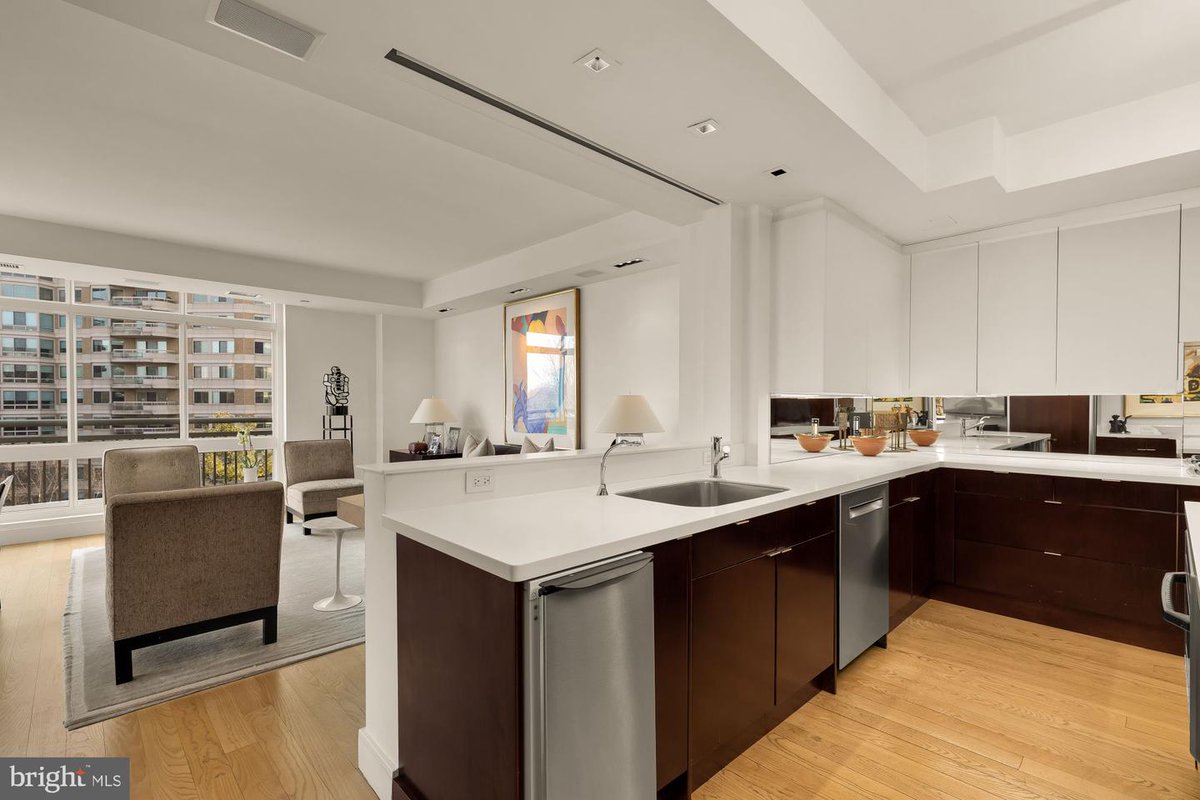 LUXRE's tweet image. An exclusive and rarely available 4,550 SF fully renovated modern gallery residence at Parc Somerset.

🗝️ RLAH Real Estate, LLC | $5,488,000 USD | LuxuryRealEstate.com/5047988

 #ModernHome #CondoLiving #PanoramicViews #LuxuryRealEstate #ContemporaryDesign