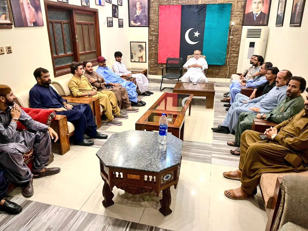 JaskaniMir's tweet photo. عید کے تیسرے دن چانڈیو ھائوس 🇱🇾✌️
مرکزی رہنما پیپلز پارٹی سینیٹر مولا بخش چانڈیو صاحب نے اپنے دفتر میں حیدرآباد کی عوام اور ورکروں سے ملاقات کی۔ اور سیاسی معاملات پر تبادلہ خیال کیا گیا۔
@MBChandioPPP @UmairMBChandio https://t.co/T3EScIwLKX