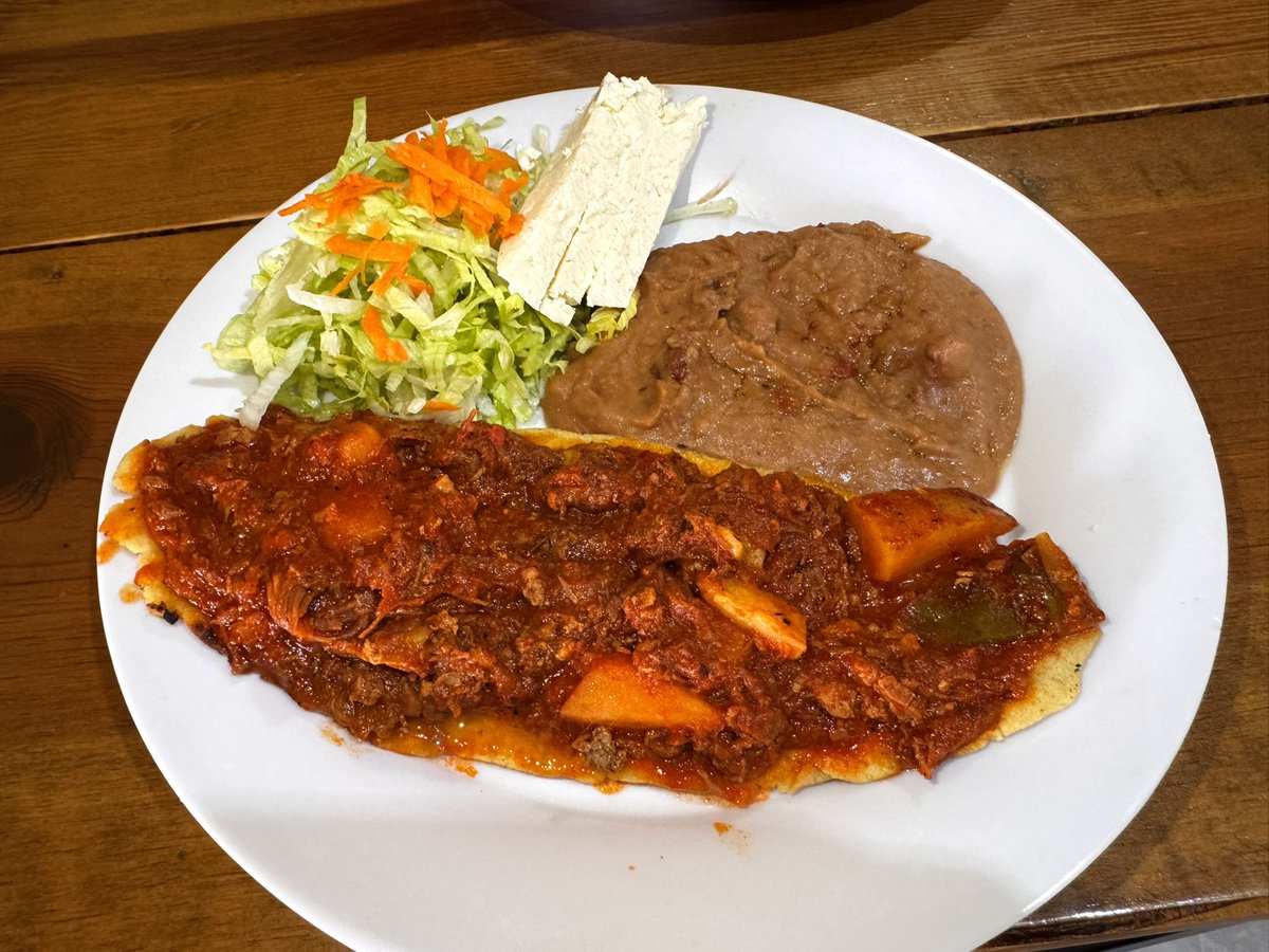 _losgrillos's tweet photo. Buenas tardes, hoy lunes 23 de marzo tendremos un nuevo platillo para hacer las delicias de su paladar: puerco en calabacitas y elote, también un delicioso pollo en crema de chile verde 💚, huarache de res en chile colorado, cocido, caldo de pollo, bistec ranchero, pollo en mole y muchos platillos más. 😋